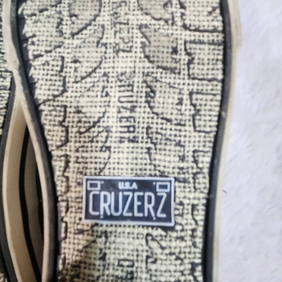 Wisconsin Badgers CRUZERZ Canvas Slip Ons - Picture 11 of 12